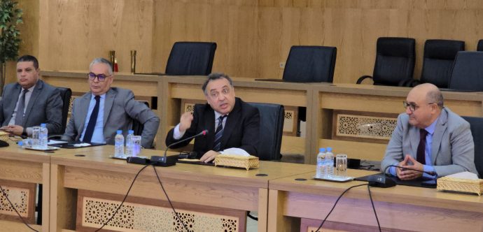 عامل المحمدية يوبخ رئيسة قسم العمل الاجتماعي بسبب إقصاء الصحافة ويأمر بحل مشاكل المشاريع المتوقفة