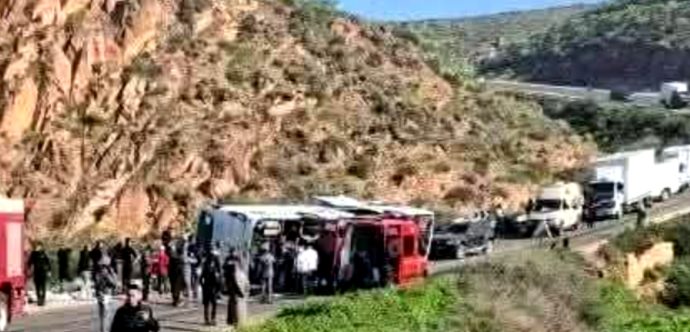 فاجعة بسيدي إفني.. مصرع 4 عناصر أمن وإصابة 26 في انقلاب حافلة متجهة لتأمين مباراة بأكادير