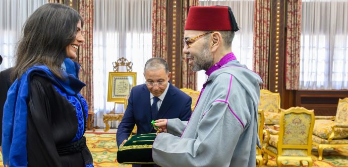 جلالة الملك يستقبل المتسلقة المغربية نوال صفنضلة ويوشحها جلالته بوسام المكافأة الوطنية من درجة ضابط
