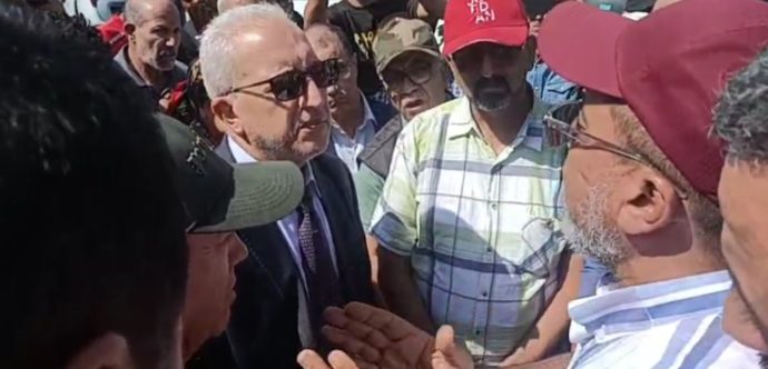 غليان سائقي سيارات الأجرة بالبيضاء.. المحروقات تشعل الغضب والزيادة في التعريفة على طاولة الولاية
