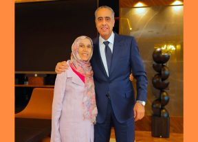 الحموشي يستقبل أستاذته السابقة بفاس.. حين لا تنسى القامات الوطنية فضل المدرسة ومربي الأجيال