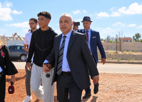 «ديرو لينا التيرانات».. شاب من جيل «Z» يفاجئ عامل المحمدية والمالكي يمسك بيده ويصطحبه نحو الملعب