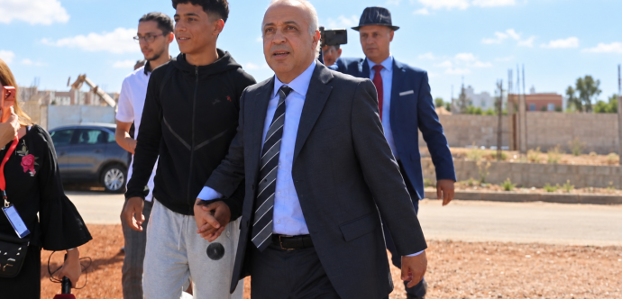 «ديرو لينا التيرانات».. شاب من جيل «Z» يفاجئ عامل المحمدية والمالكي يمسك بيده ويصطحبه نحو الملعب
